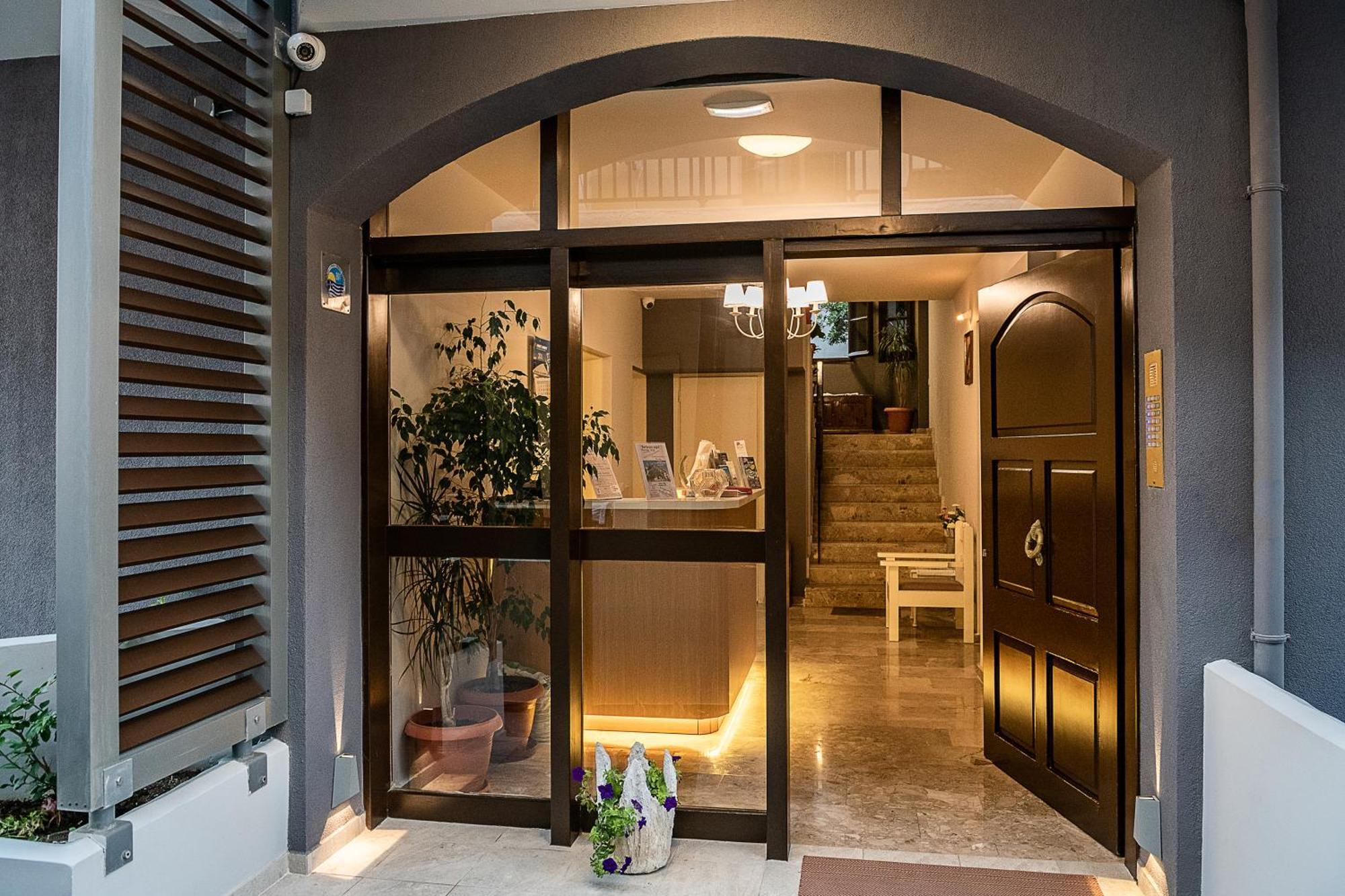Lia Beachfront Apartments Sztalósz Kültér fotó