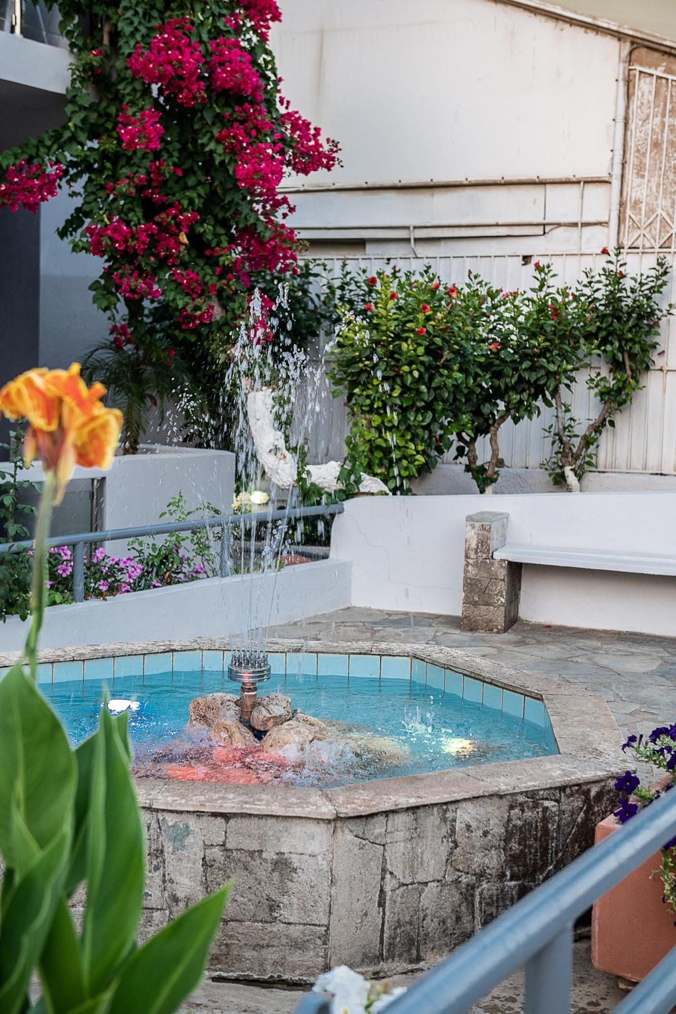 Lia Beachfront Apartments Sztalósz Kültér fotó